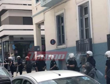 Πάτρα: Αναρχικοί πέταξαν μπογιές στο κτίριο που διεξάγονταν ηλεκτρονικοί πλειστηριασμοί (βίντεο)